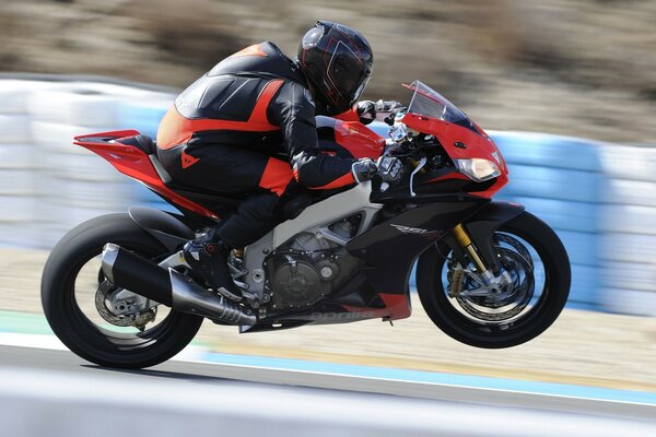 Motociclista velocità salto giacca rossa