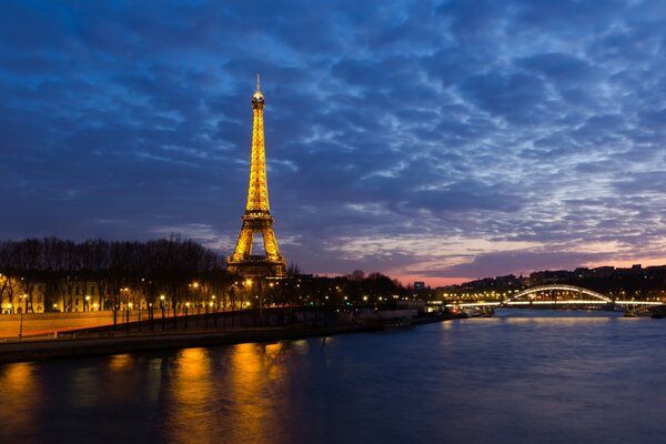 El cielo nocturno de París y la torre Eiffel