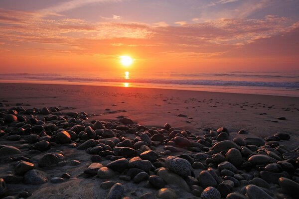 Coucher de soleil sur la mer avec vue sur les rochers