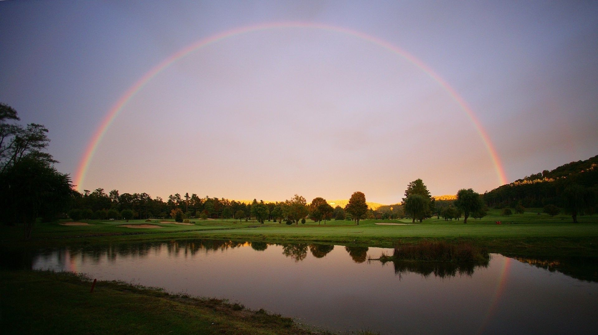 arc-en-ciel paysage lac réflexion météo arbre herbe eau ciel à l extérieur nature tempête été scénique agriculture foin pluie soleil rivière