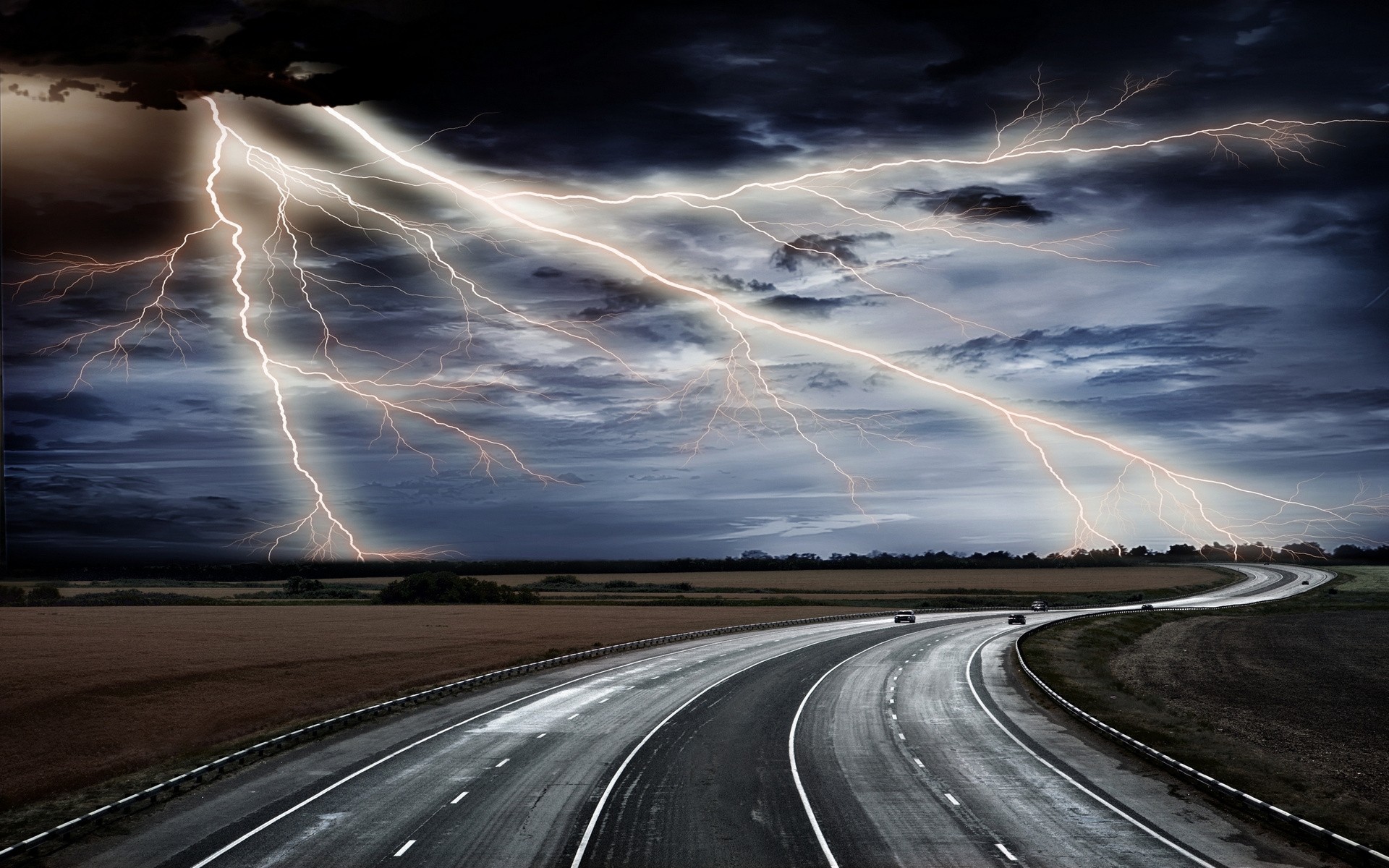 landschaft straße autobahn asphalt sturm dramatisch himmel landschaft abend straße transportsystem reisen lange schnelle führung gewitter sonnenuntergang licht dämmerung dunkel autos nacht straßen pfad landschaft natur