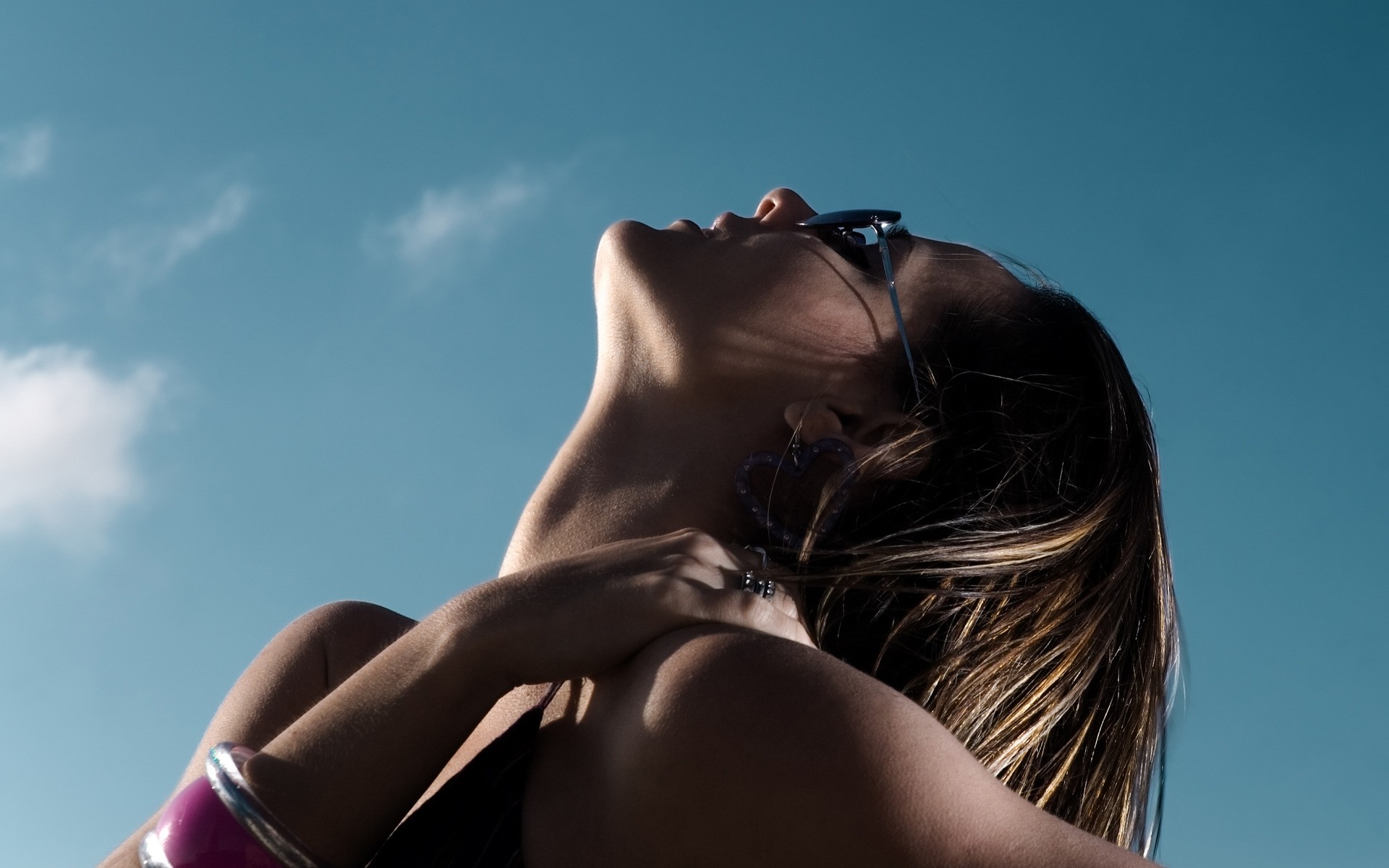 женщина девушка ню мода сексуальный портрет модель небо один гламур любовь эротический взрослый пляж солнце волосы вид сбоку кожа на открытом воздухе