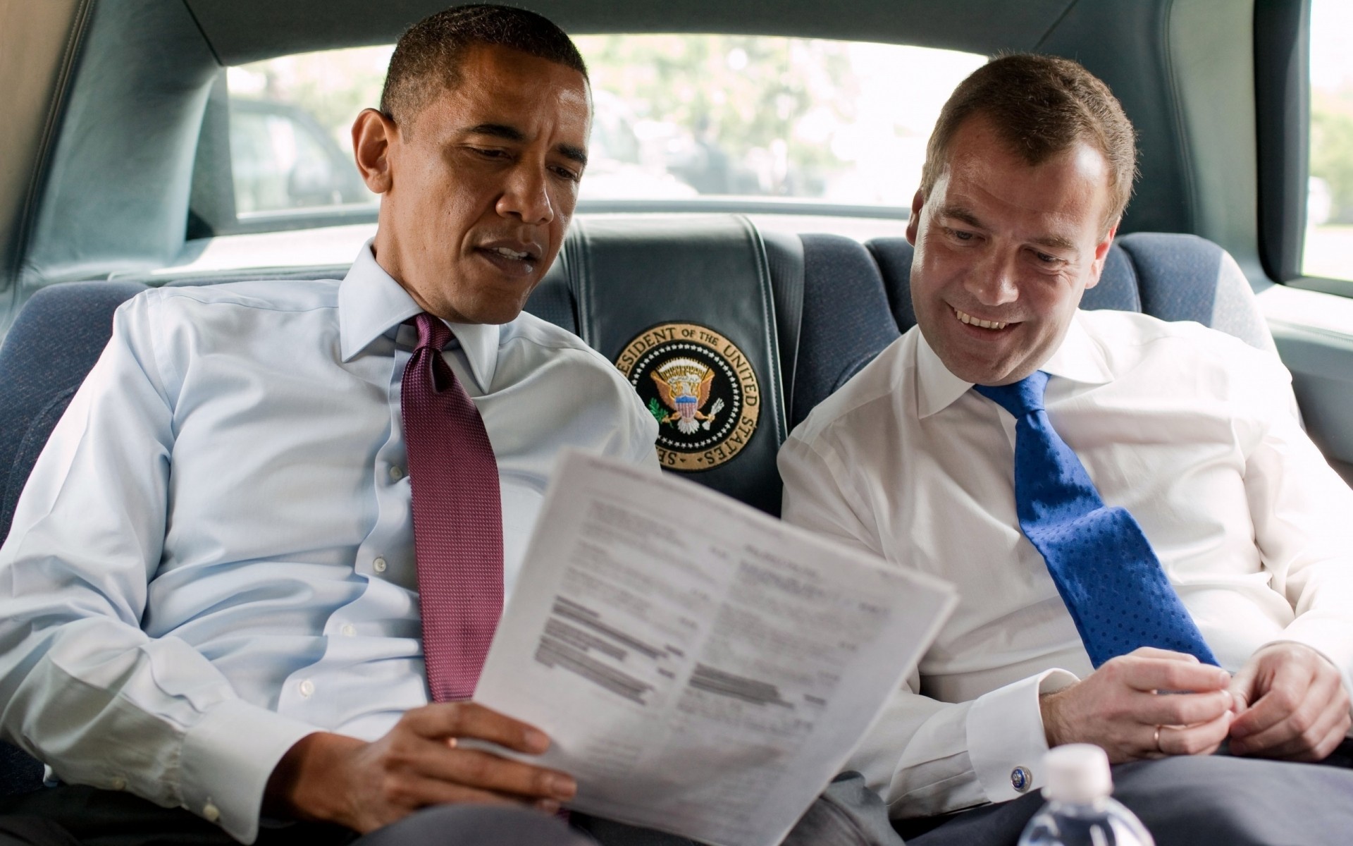 política hombre adulto negocio sentado sentarse coche coche sistema de transporte interior mujer lugar cooperación presidente bna estados unidos américa hombre