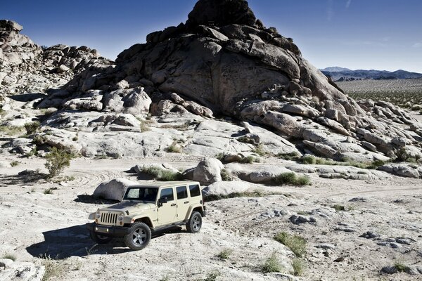 Jeep en medio de las montañas del desierto