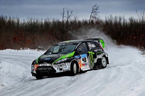 Coche de carreras en una curva en la nieve