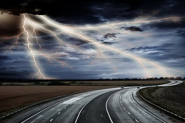 Imagem da tempestade sobre a estrada