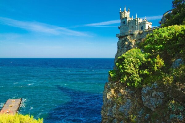 Paisagem do mar com castelo na rocha