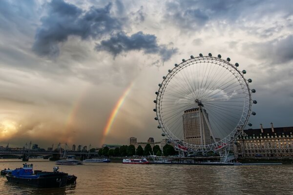 Abenddämmerung und doppelter Regenbogen