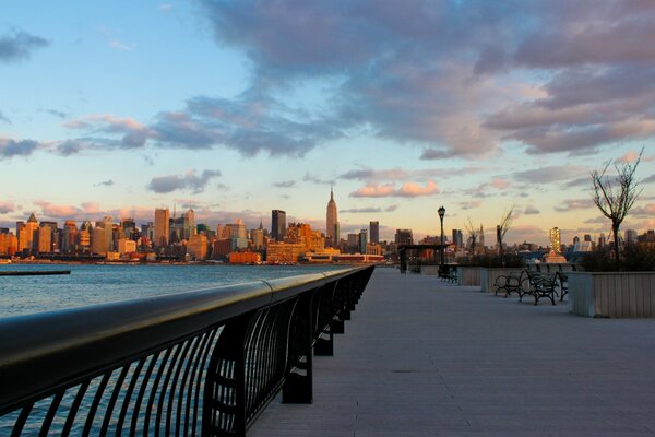 Uferpromenade am Ochsen bei Sonnenuntergang USA