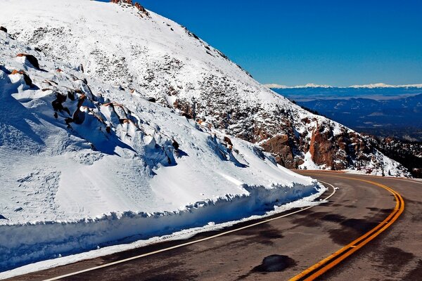 El invierno cubre colinas y árboles con nieve