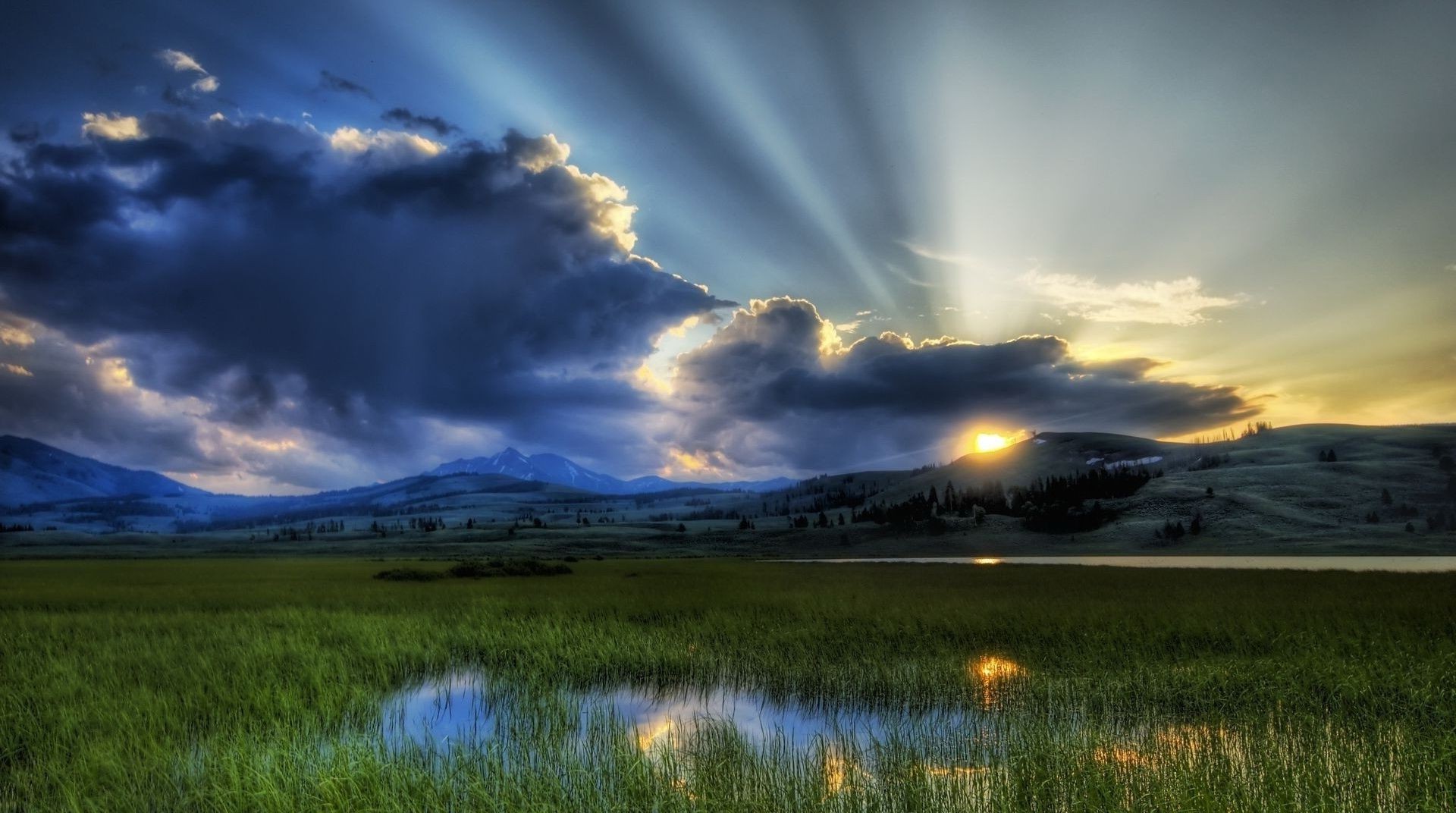 champs prairies et vallées paysage coucher de soleil ciel aube nature en plein air soleil herbe beau temps soir lac eau