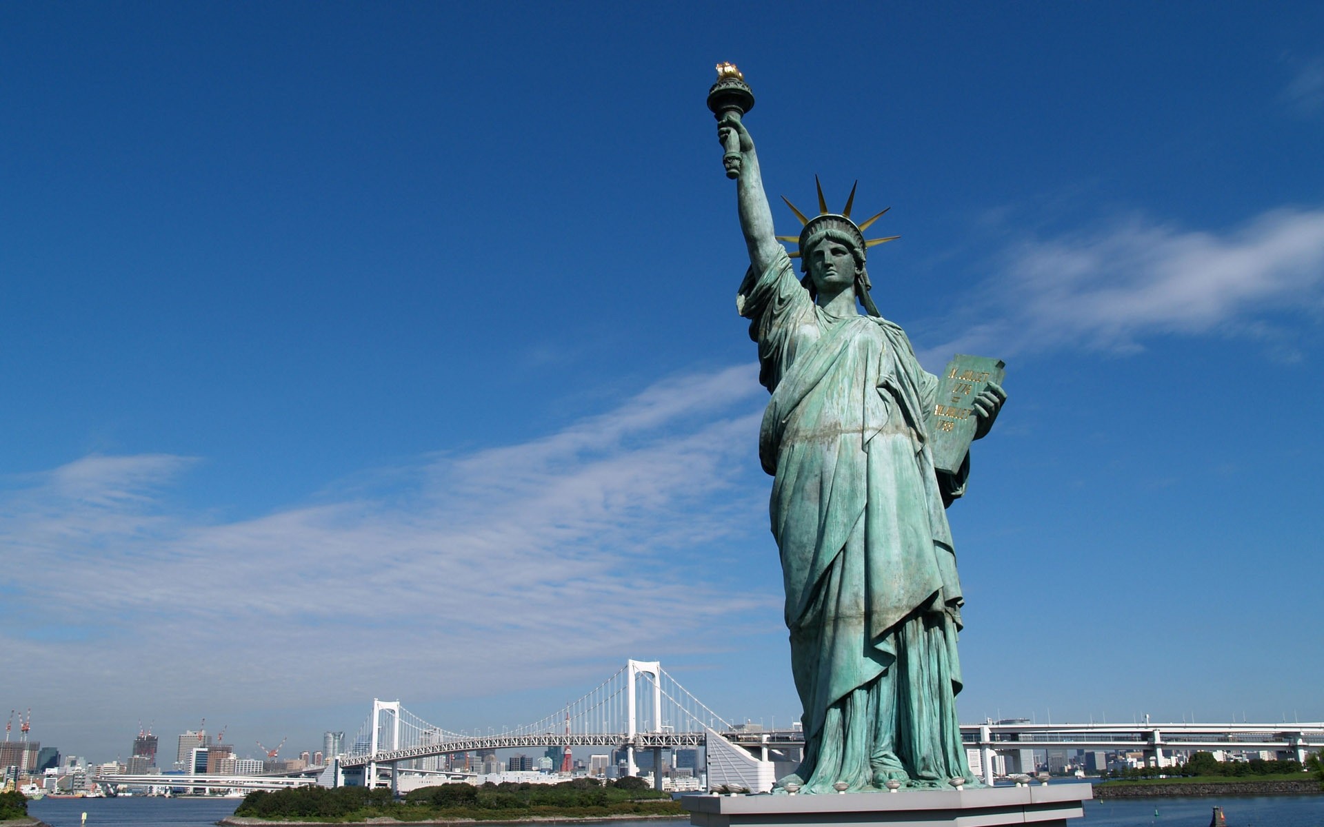 usa skulptur reisen statue architektur himmel stadt im freien wasser denkmal sightseeing tageslicht haus sehenswürdigkeit patriotismus tourismus städtisch bronze freiheit fluss usa bna amerika new york new york