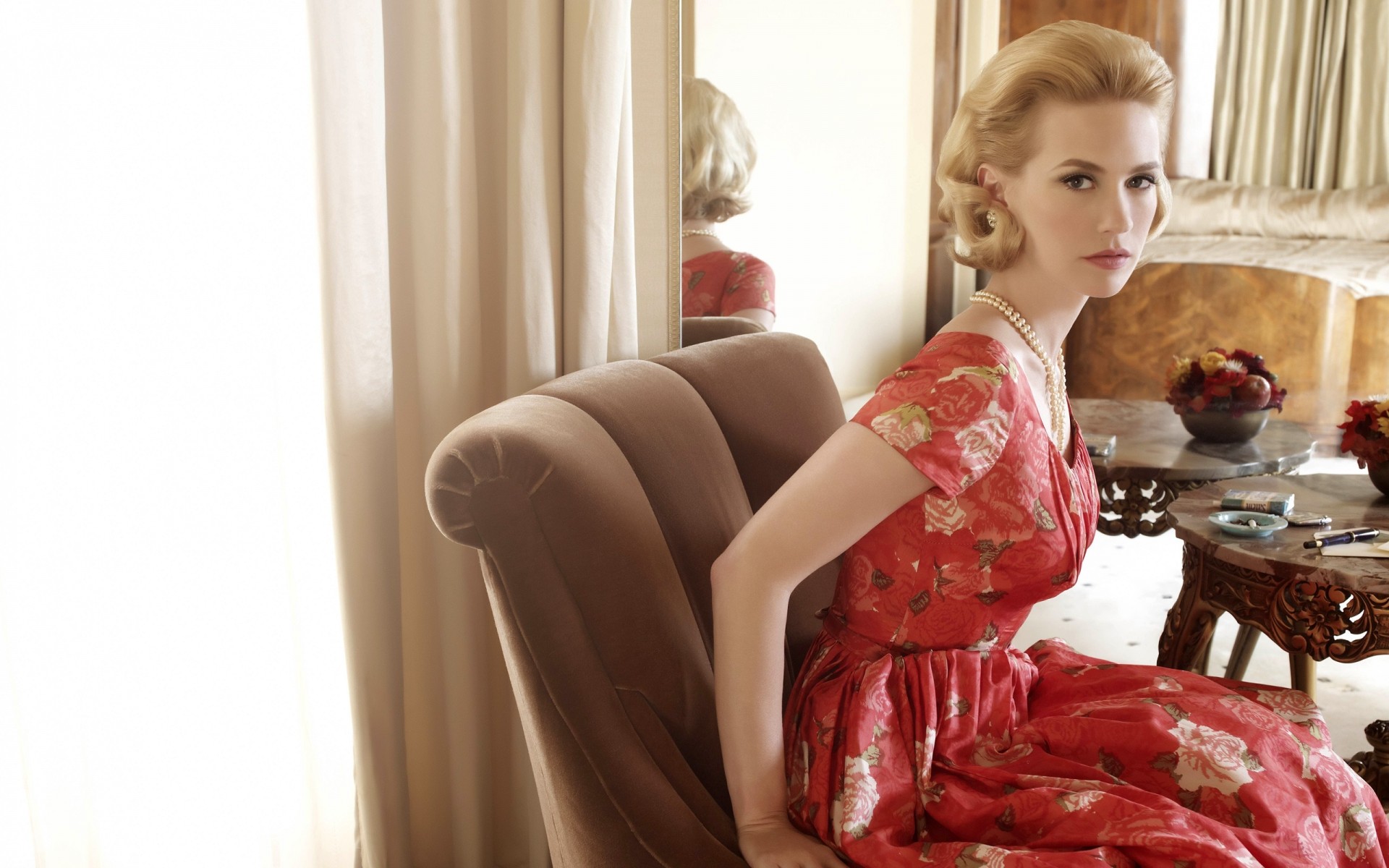 женщина номер в помещении взрослый мебель девушка один мода диван сидеть красивые роскошные семья