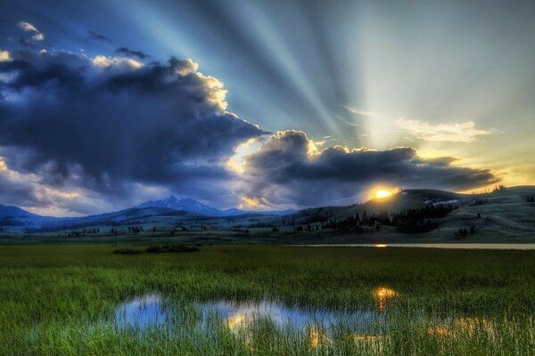 Tramonto nella valle con erba verde