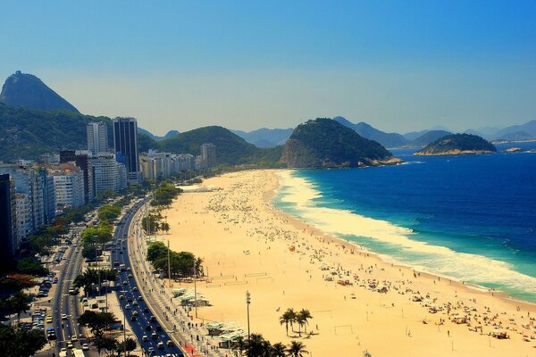 Playa de arena oceánica cerca de la calle de la ciudad