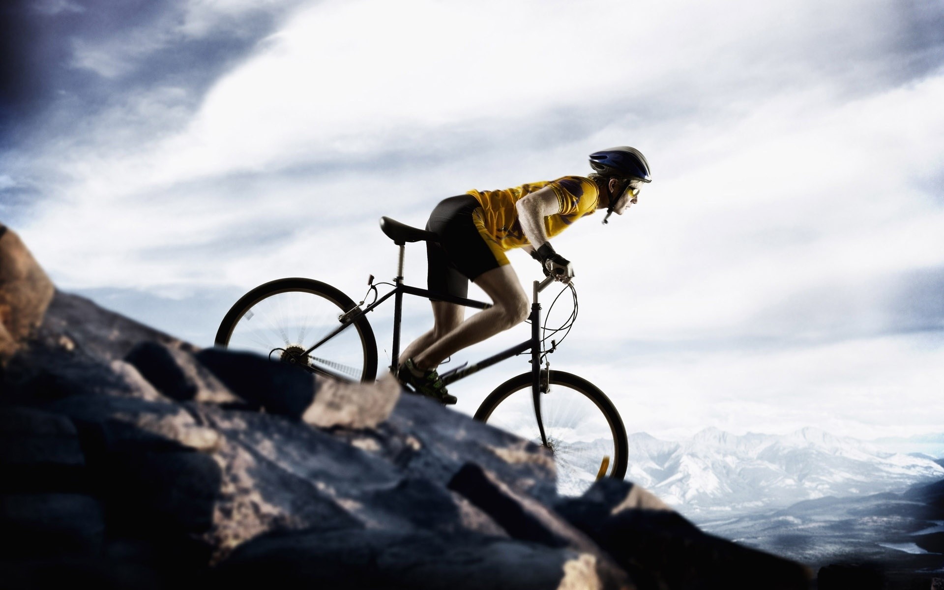 andar de bicicleta céu rodas viajar ao ar livre natureza aventura montanha esportes férias sozinho férias paisagem