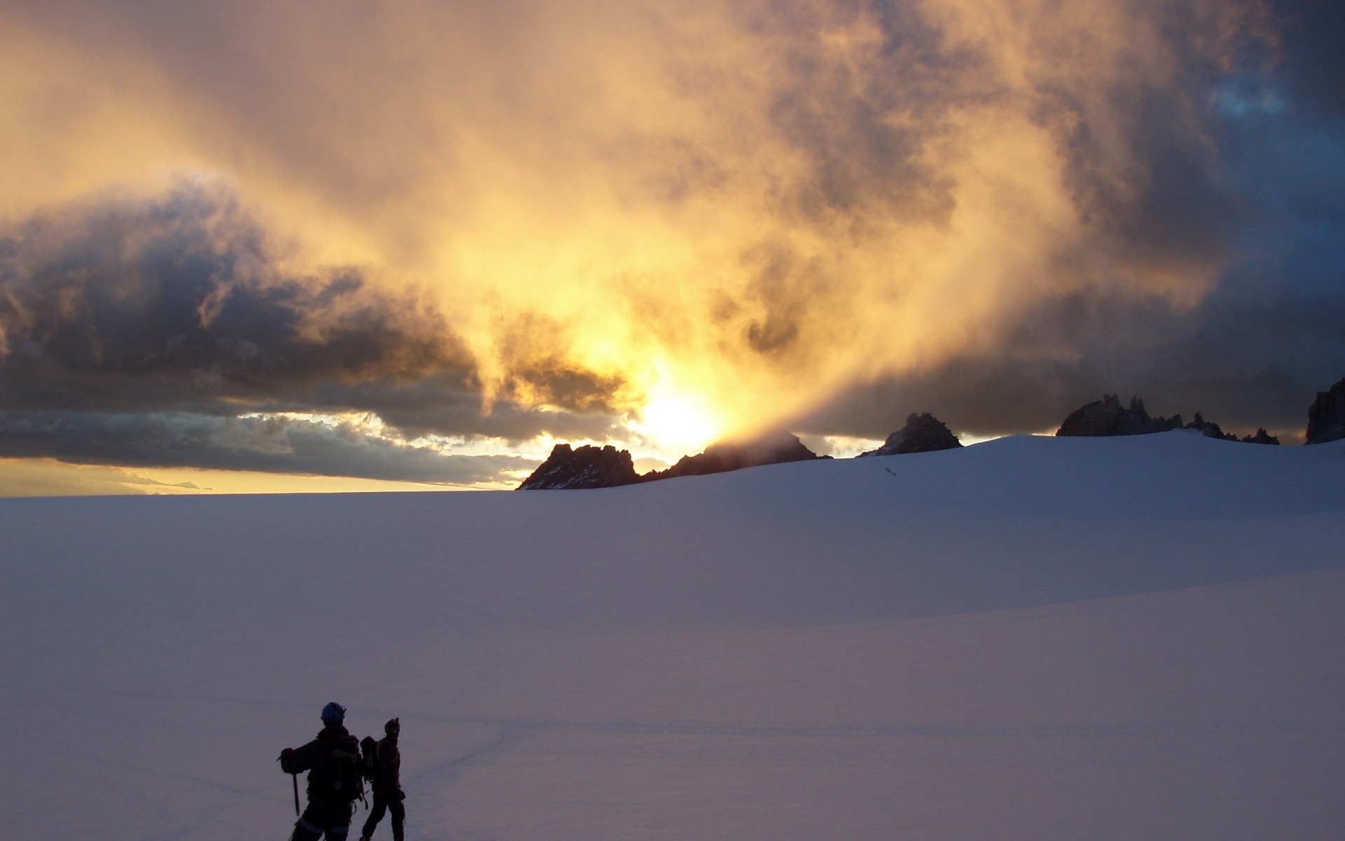 escalada pôr do sol amanhecer luz de fundo paisagem noite neve céu água crepúsculo viajar montanhas sol luz do dia ao ar livre silhueta inverno névoa lago luz