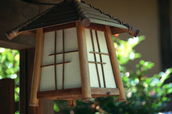 Linterna japonesa de madera y papel