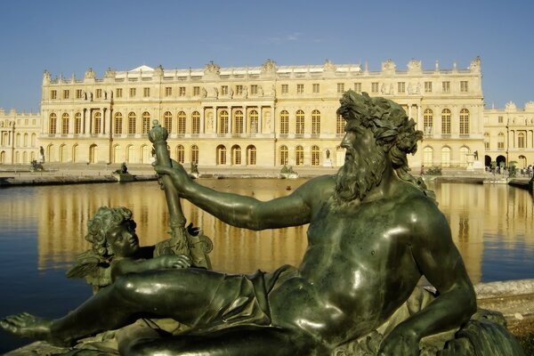 There is a sculpture for tourists in France