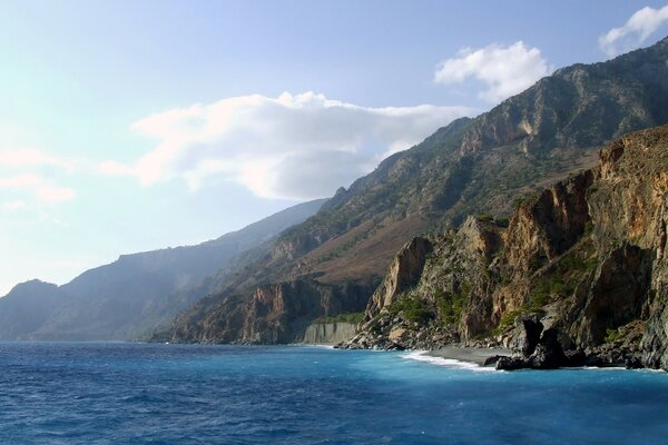 Onde del mare che si infrangono sulle rocce in Grecia