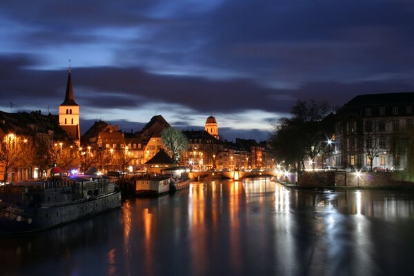 Lichter der Stadt auf dem Wasser