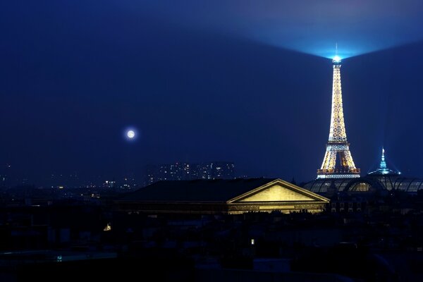 Frankreich am Abend vor dem Hintergrund des Mondes