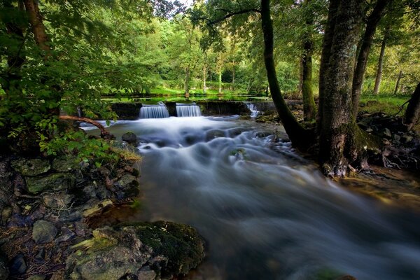 Wasserfall am Fluss in Frankreich im Frühling