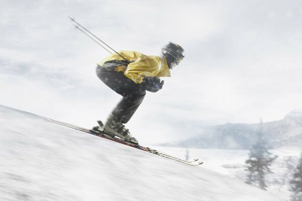 Лыжник спускается по снежному склону