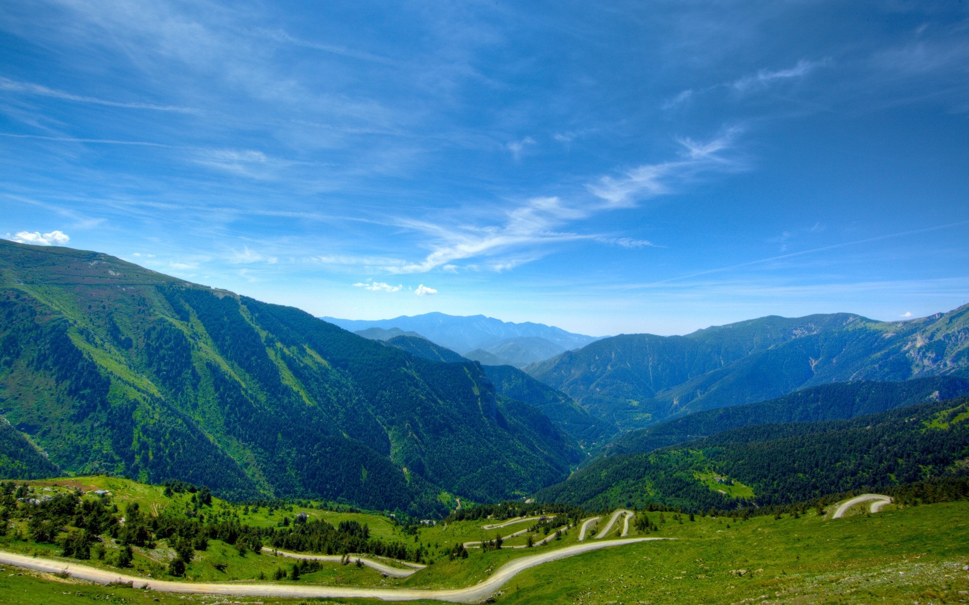 paisaje montañas viajes al aire libre naturaleza paisaje cielo valle verano colina hierba madera escénico luz del día nieve bosque árboles azul primavera