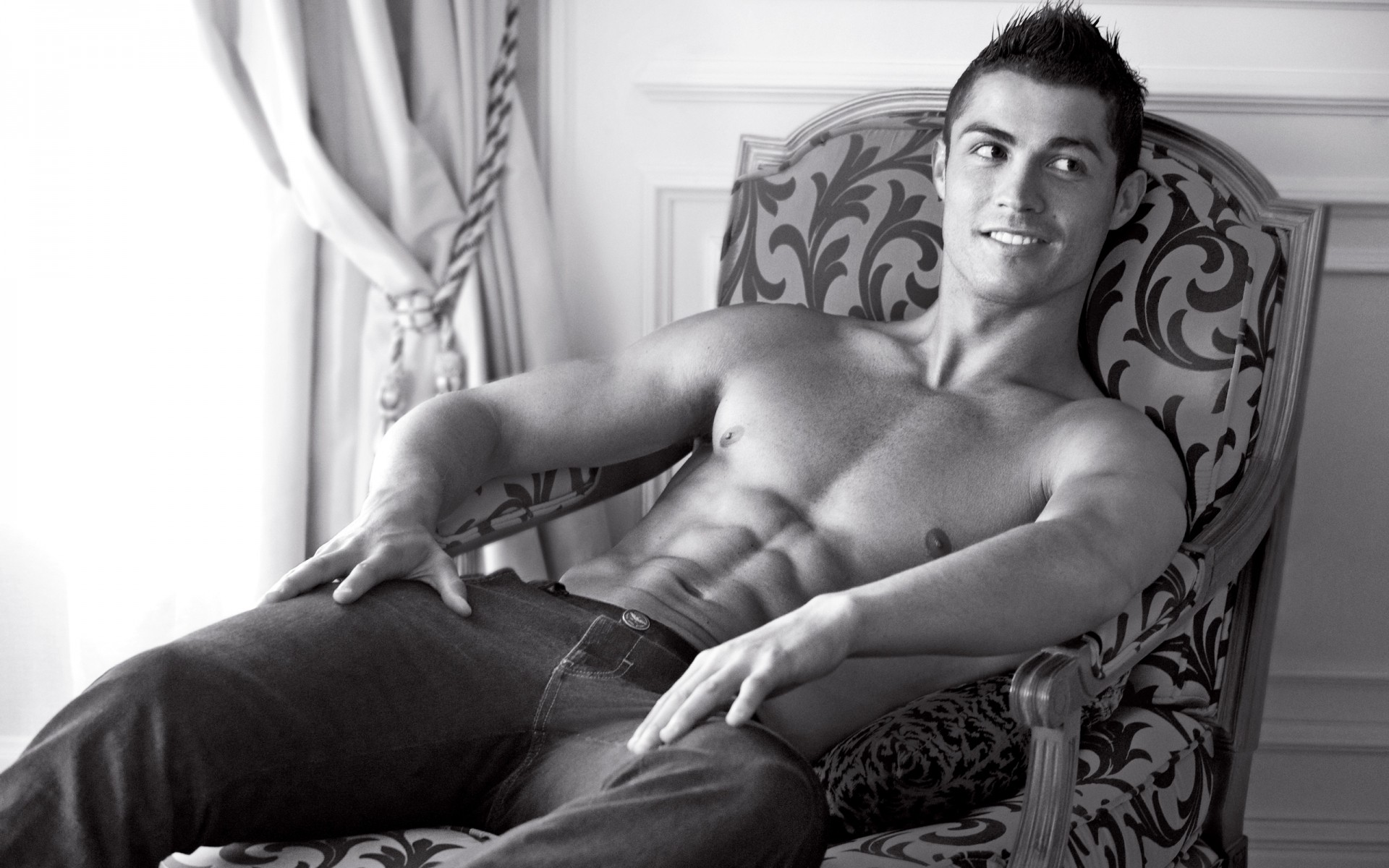 athlètes unique adulte nu portrait homme sexy à l intérieur monochrome meubles beau lit sous-vêtements modèle femme s asseoir canapé inclinable détente joueur de football cristiano ronaldo