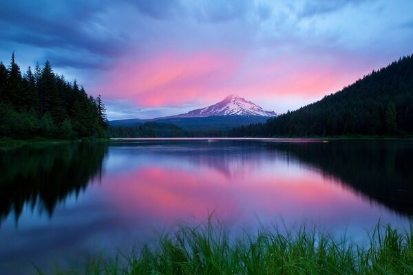 Beau paysage du lac dans lequel se reflète le coucher du soleil