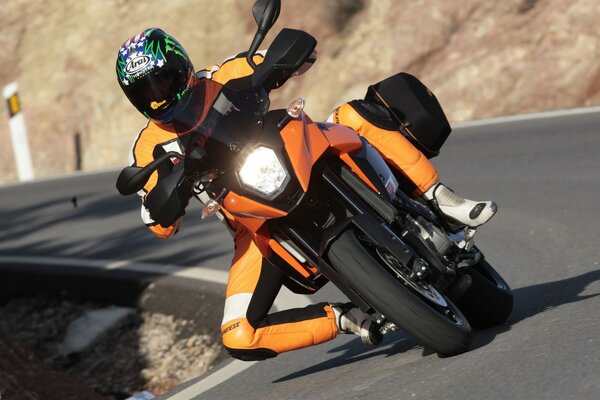 Motociclista in un casco su una moto