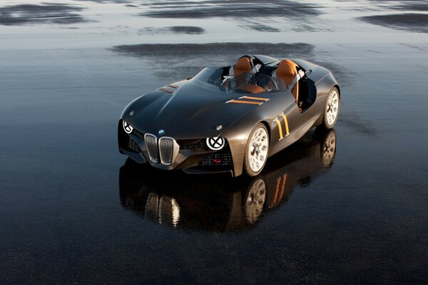 Coche de juguete BMW con reflexión