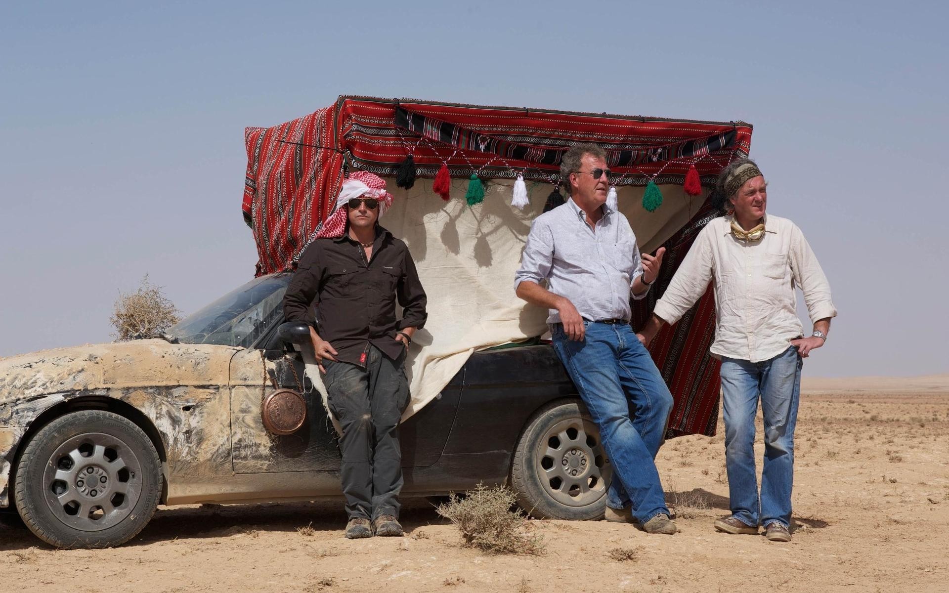 hommes voiture homme adulte groupe système de transport porter deux route camion émission de télévision voitures