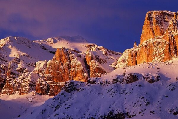 Schöne schneebedeckte Berggipfel, die in der aufgehenden Sonne ertrunken sind