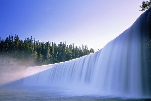 Огромный величественный водопад. Лесной пейзаж