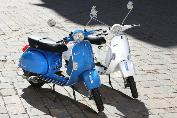 Deux cyclomoteurs debout dans la rue