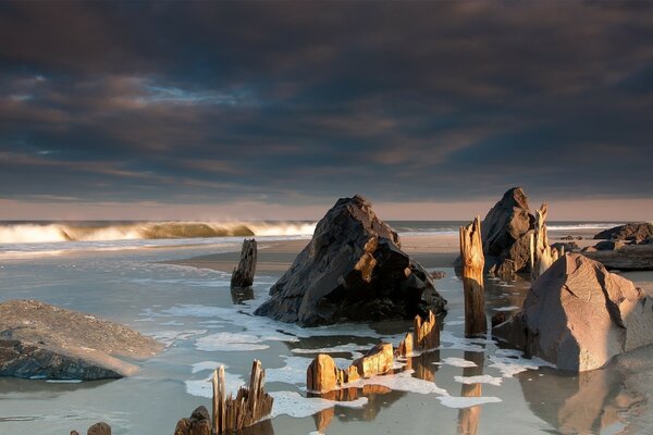 Plage de pierre, rapides impraticables