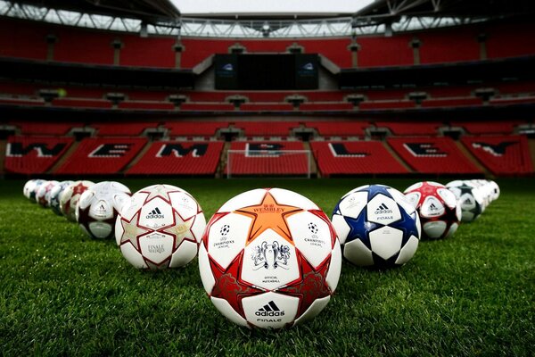 Bolas de futebol estão em um campo esportivo verde