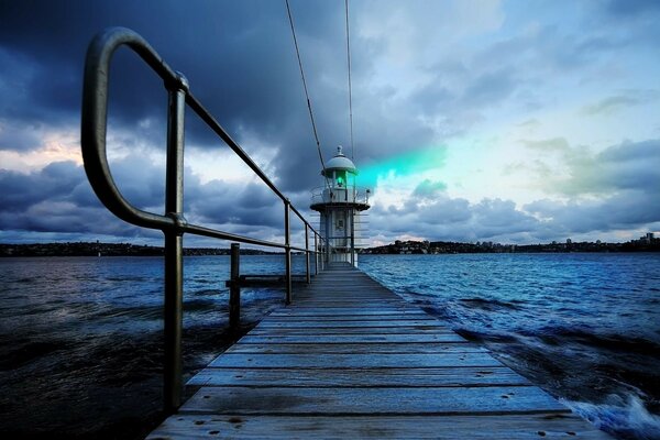 Faro solitario en el mar de la tarde