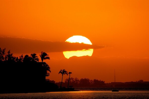 Feurige Sonne bei Sonnenuntergang am Abend