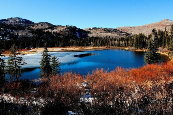 Paisaje con un lago medio cubierto de hielo