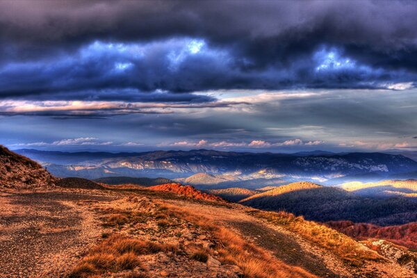 Coucher de soleil dans le ciel sombre sur les collines