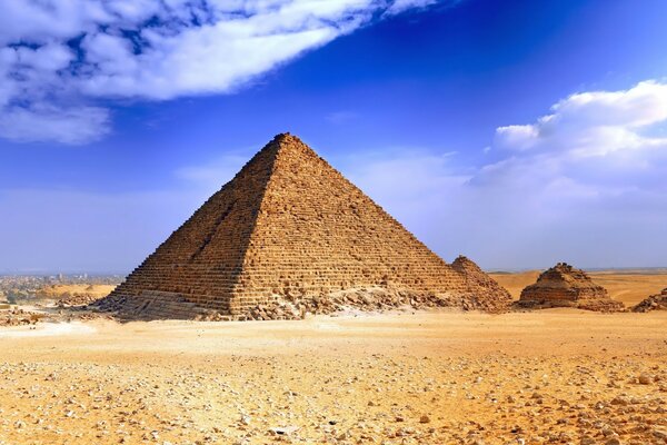 埃及金字塔和深蓝色的天空