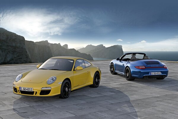 Dos autos deportivos Porsche de diferentes colores