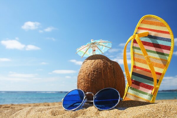 Férias na praia com coquetel de coco