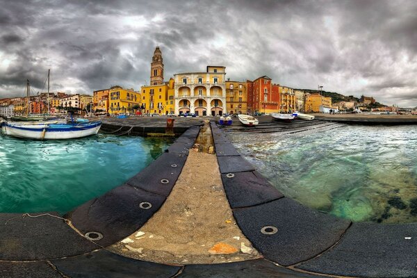 Reisen Sie unter freiem Himmel auf dem Meer durch Italien