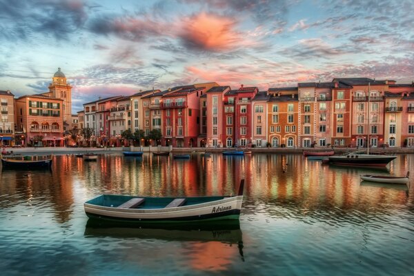 Die Landschaft spiegelt die Architektur der Stadt auf dem Wasser wider