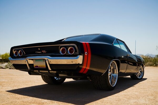 Dodge nero elegante nel deserto