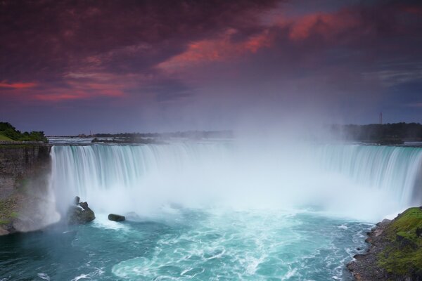 Wasserfall. Roter Himmel. Reisen